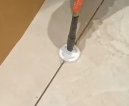 青浦瓷砖空鼓维修公司专业解答瓷砖在铺贴过程中，如果没有涂抹均匀到位的粘结材料（如水泥砂浆或瓷砖胶），可能会导致以下问题