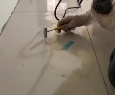 青浦瓷砖开裂维修公司专业分享瓷砖在铺贴前如果没有沥干水分，将会导致以下问题